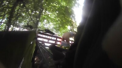 Seksīga milf un karsts tīņi sadarbojas, lai izveidotu trijatā ar vīrieti