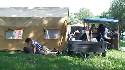 Netīrā meitene atrodas netīrā telpā un piedzīvo godības caurumu