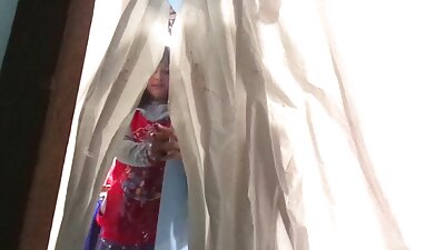 Blondīne ar brillēm un milzīgām dabīgām klauvējām dod kāju