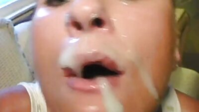 Divi cilvēki blēņojas pie baseina vēsajā ūdenī