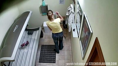 Skaista brunete ļauj penim iekļūt viņas ieslēgtā cukurā