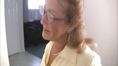 Smaidošai dāmai patīk modelēt, un viņai patīk arī taisīt porno