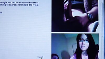 Sieviete ar ļoti lielām viltus krūtīm izpleš savas garās kājas gultā