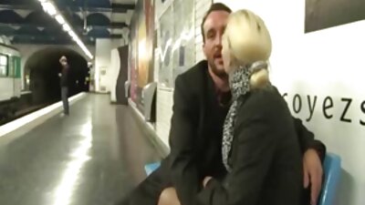 Brunete kļūst slapja un mežonīga gultā, un viņa tiek laizīta