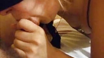 Kraukļa haired meitene dara pūš darbu, un viņa izpaužas viņas seja fucked