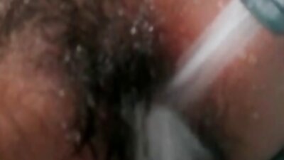 Lāsija ar pīrsingu labajā krūtsgalā izbauda katru seksa mirkli