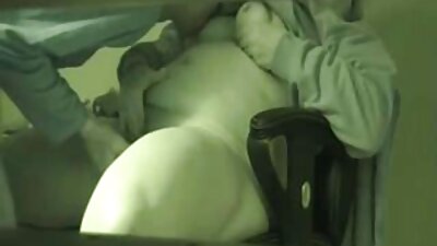 Brunete atver kājas, lai viņa varētu saņemt daudz mīlestības
