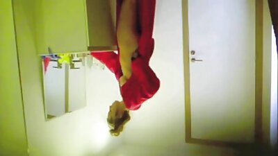 Blondīne ar seksīgu augumu liek ar lūpām ap lielu gaili