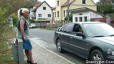 Seksīga slampa ar bālu ķermeni kļūst viņas incītis fucked labi