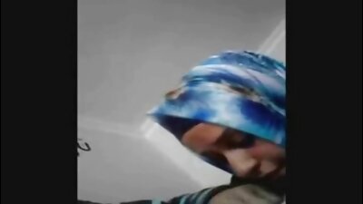 Karsts cālis ar noskutu incīti ir ļoti smagi izdrāzts uz grīdas