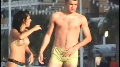 Blondīne ar tetovējumiem mugurā zīž un jāj ar peni