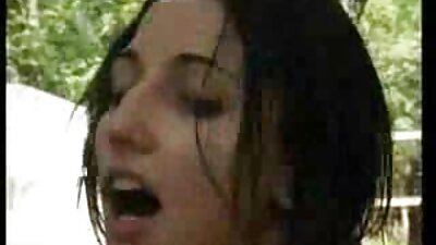 Brunete atver savu cuci, lai dabūtu cumshot savā incītī