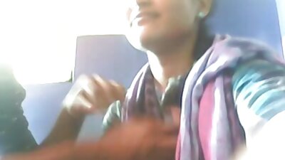 Meitene ar aizsietām acīm drāžās uz melnā dīvāna