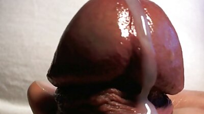 Brunetei kļūst karsti un uztraucas, atrodoties gultā ar savu draugu