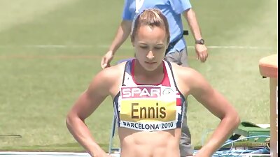 Blondīne ar silikonu krūtīs paceļ kreklu un sāk kuplot
