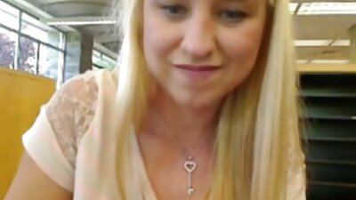 Amatieru milf spreads viņas kājas un arī gets viņas dabiskās tits fucked