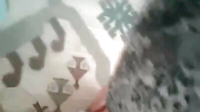 Pornozvaigzne ar milzīgām viltotām krūtīm iekļūst dīvānā