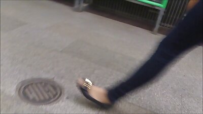Blondīne, kurai ir liels dupsis, nodarbojas ar seksu uz viesistabas dīvāna