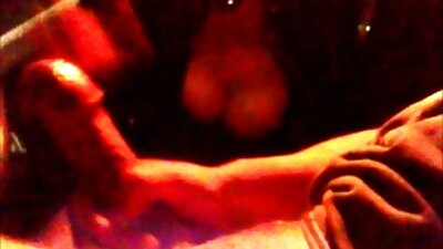Brunete vēlas, lai viņas ķermenis izskatītos labi, un viņa veic incītis