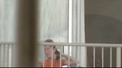 Latīņu blondīne dod priekšroku būt saliektai un agresīvi drāžtai