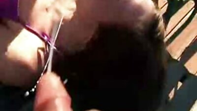 Milf ar lielām viltus krūtīm kļūst fucked grūti tumsā