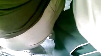 Kuce ar zeķēm stāv uz ceļiem un veic pūšanu