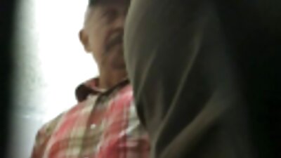 Mūka, kurai ir milzīgas dabīgas krūtis, ir redzama lecam virsū pīlei