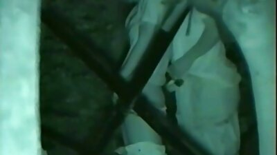 Saldi izskatīga melnkoka meitene Anija Aivija tiek pie sejas kopšanas ar savu balto mīļāko