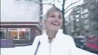 Brunete kļūst viņas krūtis pieskārās, kamēr viņa ir smagi fucked
