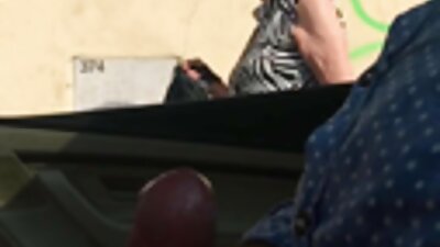 Krūtainā māmiņa mums parāda, kā viņas krūtis lec, kad viņa kļūst kupra