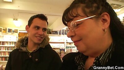 Cālīte ar maziem tumšiem sprauslām strādā kā profesionālis