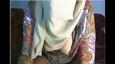 Meitene izvēlas zīst peni un iekļūt porno studijā