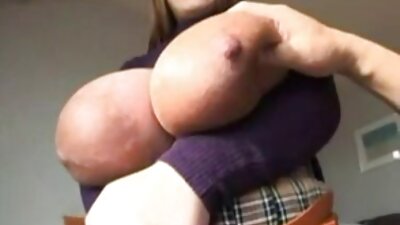 Cūkastes brunete mīļā tiek pienaglota ar diviem izskatīgiem masieriem