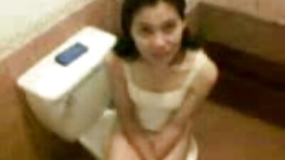 Melnā meitene ir kaila uz lounging krēsla, kļūst viņas incītis fucked