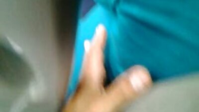 Maza Āzijas pornozvaigzne sūc divus peļus un ēd siltu spermu