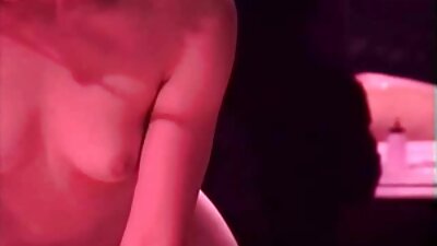 Smalka sieviete, kurai ir stingras dabiskās krūtis un skaista seja, liecina par mīlestību