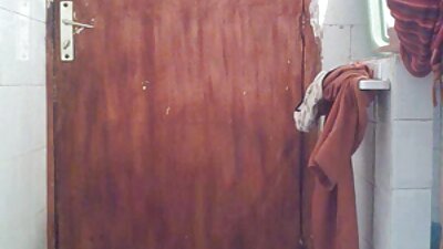 Elegantā tīņu jaunkundze Lena Reif tiek pienaglota pie virtuves letes