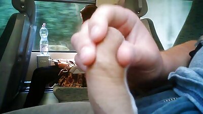 Bimbo ar mazām krūtīm saņem gailīti savā incītī līdz galam
