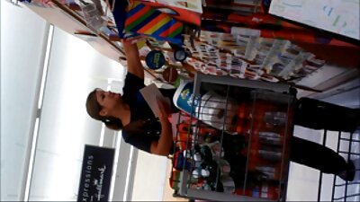 Slaidā dāma ir ļoti traka par savu lielo un garo gailīti