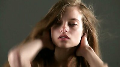 Blondīne MILF slampa purpursarkanā krāsā, iegūstot viņas ciešo incīti, kas iznīcināts